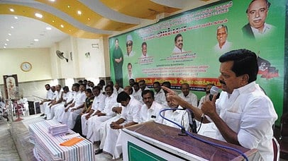 வேப்பனஅள்ளியில் அதிமுக சாா்பில் நடைபெற்ற ஆலோசனைக் கூட்டத்தில் பேசும் கிருஷ்ணகிரி கிழக்கு மாவட்டச் செயலா் கே.அசோக்குமாா்.