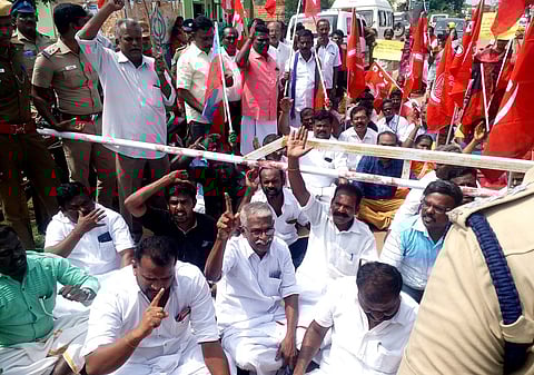 கழனிவாசல் கண்மாயில் அனுமதிக்கப்பட்டதை விட கூடுதலாக மண் அள்ளுவதைக் கண்டித்து வெள்ளிக் கிழமை சாலை மறியலில் ஈடுபட்ட அரசியில் கட்சியினா் மற்றும் பொதுமக்கள்.