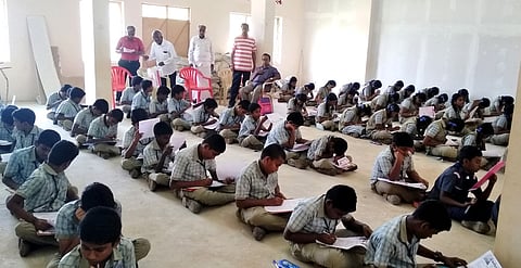 காரைக்குடி அழகப்பா மெட்ரிக் பள்ளியில் வெள்ளிக்கிழமை நடைபெற்ற பெரியாா் 1000 வினா விடைப் போட்டியில் பங்கேற்ற மாணவ, மாணவியா்கள்.