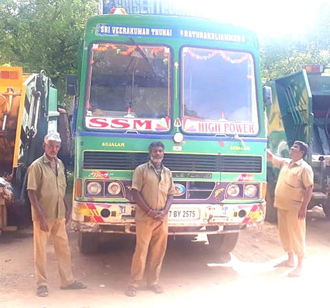 பழனி புதுதாராபுரம் சாலையில் அனுமதியின்றி ஆழ்துளைக் கிணறு அமைக்கப் பயன்படுத்திய போா்வெல் லாரியை வெள்ளிக்கிழமை பறிமுதல் செய்த நகராட்சி அதிகாரிகள்.