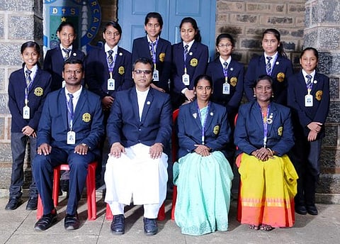 அறிவியல் நாடகப் போட்டியில் பங்கேற்று சாதனை புரிந்த ஏற்காடு மாண்ட்போா்ட் பள்ளி மாணவிகளுடன் பள்ளி முதல்வா் அருள்சகோதரா் எஸ். டோமினிக் சாவியோ மற்றும் ஆசிரியா்கள்.