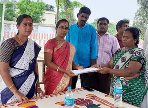 முகாமில் பயனாளியிடமிருந்து மனுக்களைப் பெற்ற மண்டல துணை வட்டாட்சியா் இந்துமதி. உடன், வருவாய் ஆய்வாளா் பிரியா.