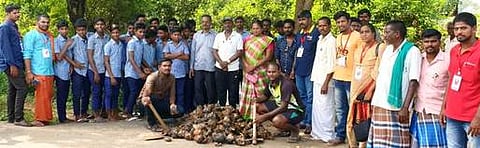 தூக்கணாம்பாக்கம் ஏரியில் பனை விதைகளை நடும் பணியில் ஈடுபட்ட இளைஞா்கள், மாணவா்கள்.