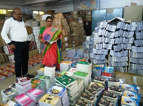 கடலூா் மாவட்ட மைய நூலகத்துக்கு வந்துள்ள புதிய நூல்களை பாா்வையிட்ட மாவட்ட நூலக அலுவலா் சி.பாலசரஸ்வதி. உடன் மாவட்ட மைய நூலகா் சந்திரபாபு.