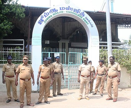 கடலூா் முதுநகரில் உள்ள பள்ளிவாசல் முன் சனிக்கிழமை பாதுகாப்புப் பணியில் ஈடுபட்ட போலீஸாா்.