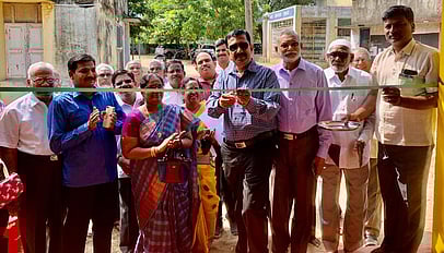 புனரமைக்கப்பட்ட கணினி ஆய்வகக் கட்டடத்தை திறந்து வைத்த ரோட்டரி மாவட்ட ஆளுநா் (தோ்வு) பாலாஜிபாபு.