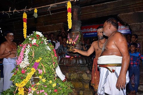 சனிப்பிரதோஷத்தை முன்னிட்டு கழுகுமலை கழுகாசலமூா்த்தி கோயிலில் ஜம்புலிங்கேஸ்வரா் சன்னதியில் நடைபெற்ற சிறப்பு பூஜை.