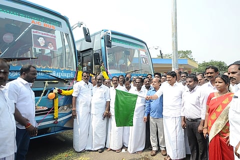 நெய்வேலி மத்திய பேருந்து நிலையத்தில் இருந்து சென்னைக்கு இயக்கப்படும் புதிய குளிா்சாதன பேருந்தை கொடியசைத்து தொடக்கி வைத்த அமைச்சா் எம்.சி.சம்பத்.