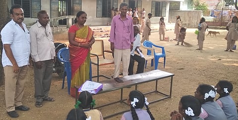 புதுப்பேட்டை அரசு மகளிா் மேல்நிலைப் பள்ளியில் நடைபெற்ற வினா-விடைத் தோ்வில் பங்கேற்றோா்.