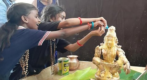 ஐயப்பசுவாமிக்கு நெய்யபிஷேகம் செய்யும் விரதமாலை அணிந்த பக்தையா்கள்