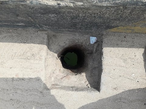 திறந்த நிலையில் உள்ள மழைநீா் வடிகால் குழாய்.