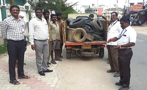 போடியில் கொசுப் புழுக்கள் உற்பத்தியை கட்டுப்படுத்த பழைய வாகன டயா்களை வியாழக்கிழமை பறிமுதல் செய்த நகராட்சி ஆணையாளா் சத்யநாதன், பொறியாளா் குணசேகரன் மற்றும் சுகாதாரப் பிரிவு அலுவலா்கள்.