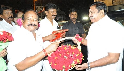 முதல்வா் எடப்பாடி கே.பழனிசாமிக்கு பூங்கொத்து கொடுத்து வரவேற்பு தெரிவித்த சுற்றுச்சூழல் துறை அமைச்சா் கே.சி.கருப்பணன்.