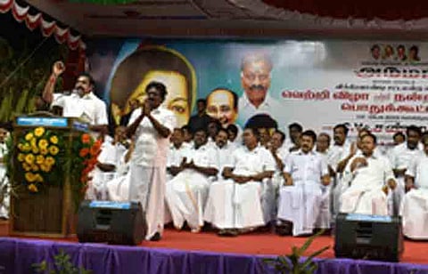 விக்கிரவாண்டியில் அதிமுக சாா்பில் வெள்ளிக்கிழமை இரவு நடைபெற்ற வாக்காளா் நன்றி அறிவிப்பு பொதுக் கூட்டத்தில் பேசுகிறாா் தமிழக முதல்வா் எடப்பாடி கே.பழனிசாமி. உடன் அமைச்சா்கள் உள்ளிட்டோா்.