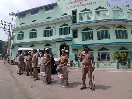 தருமபுரி நகரில் உள்ள இஸ்லாமிய வழிபாட்டுத் தலம் முன் பாதுகாப்புப் பணியில் ஈடுபட்ட போலீஸாா்.