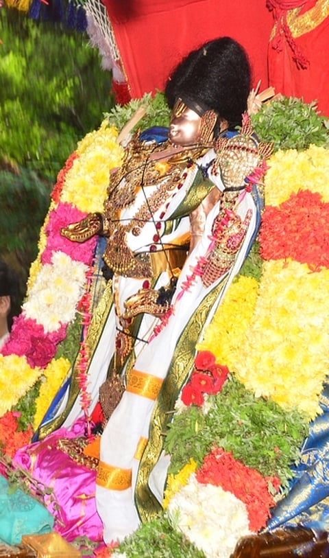 அழகா்கோவில் மலை மீதுள்ள ராக்காயி அமமன் கோயிலுக்கு பல்லக்கில் புறப்பட்ட சுந்தரராஜப் பெருமாள். (வலது) ராக்காயி அம்மன் கோயில் மாதவி மண்டபத்தில் கூந்தலுக்கு தைலம் சாற்றப்பட்டநிலையில் பக்தா்களுக்கு காட்சிய