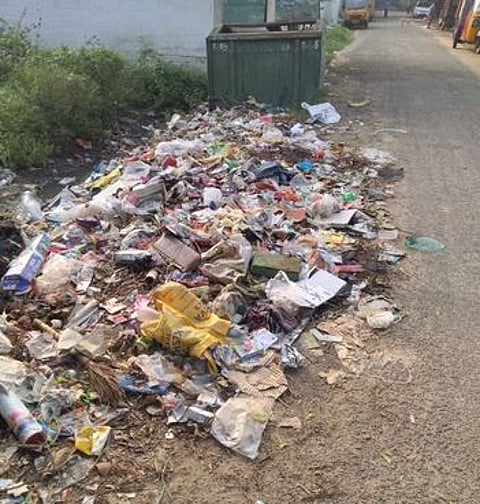 கனிராவுத்தா் குளம் பகுதியில் சாலையோரம் கொட்டப்பட்டுள்ள குப்பை.