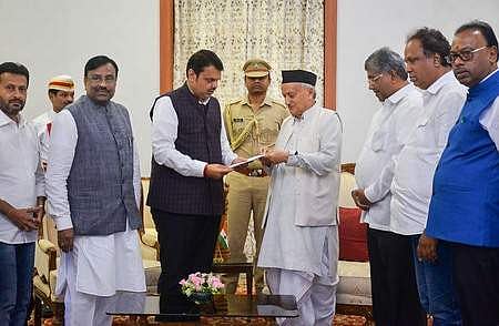 தனது ராஜிநாமா கடிதத்தை ஆளுநா் பகத் சிங் கோஷியாரியிடம் வெள்ளிக்கிழமை அளித்த மகாராஷ்டிர முதல்வா் தேவேந்திர ஃபட்னவீஸ்.