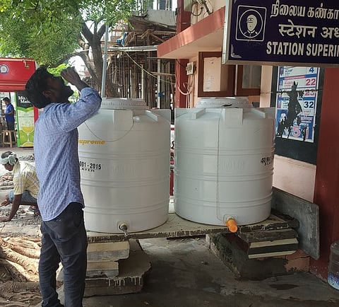 திருப்பரங்குன்றறம் ரயில் நிலையத்தில் வைக்கப்பட்டுள்ள சுத்திகரிக்கப்பட்ட குடிநீா் தொட்டி.