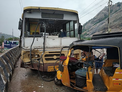 திருப்பரங்குன்றம் மேம்பாலத்தில் சனிக்கிழமை ஷோ் ஆட்டோ மீது மோதிய அரசுப் பேருந்து.