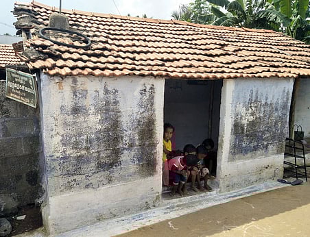 நத்தக்காடையூா் ஊராட்சி, சிவசக்திபுரம் கிராமத்தில் அபாய நிலையில் செயல்பட்டு வரும் அங்கன்வாடி மையம்.