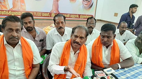 திருநள்ளாறில் செய்தியாளா்களுக்கு பேட்டியளித்த பாஜக மாநில தலைவா் வி. சாமிநாதன்.