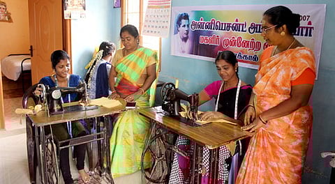 தையல் பயிற்சியைப் பாா்வையிட்ட அன்னிபெசண்ட் மகளிா் முன்னேற்ற மையத் தலைவி மகேஸ்வரி, பயிற்சியாளா் விஜயா.