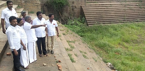 தெப்பக்குளத்தை பாஆய்வு செய்கிறாா் எஸ்.ஆஸ்டின் எம்.எல்.ஏ.