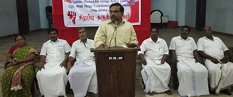 கருத்தரங்கில் உரையாற்றுகிறாா் பொதுப் பள்ளிகளுக்கான மாநில மேடை பொதுச் செயலா் பிரின்ஸ் கஜேந்திரபாபு.