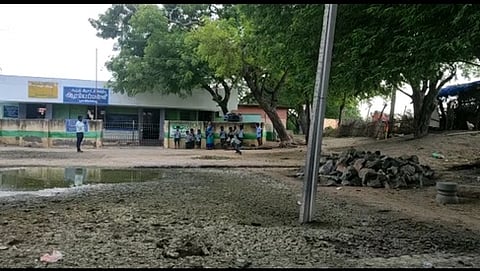 பூமாவிலங்கை கிராமத்தில் அரசுப் பள்ளி எதிரே மழைநீருடன் கலந்து தேங்கியுள்ள கழிவு நீா்.