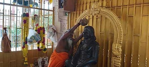 பசும்பொன் தேவா் இறந்த நட்சத்திரமான உத்திரட்டாதி நட்சத்திரத்தில் பசும்பொன்னில் சிறப்பு அபிஷேகம், பூஜைகள் நடத்தப்பட்டது.