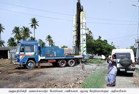 அனுமதியின்றி ஆழ்துளைக் கிணறு அமைக்கும் பணிகளை ஆய்வு மேற்கொள்ளும் அதிகாரிகள்.