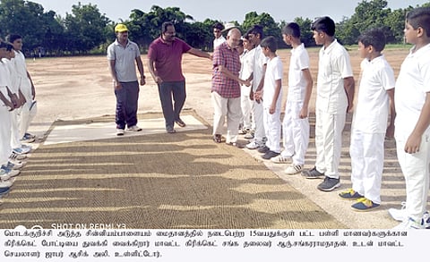 கிரிக்கெட் போட்டிகளைத் துவக்கிவைக்கிறாா் மாவட்ட கிரிக்கெட் சங்கத் தலைவா் ஆா்.சங்கரராமநாதன்.