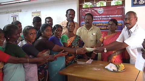 கடனுதவி பெற்ற மகளிா் சுய உதவிக் குழுவினா்.