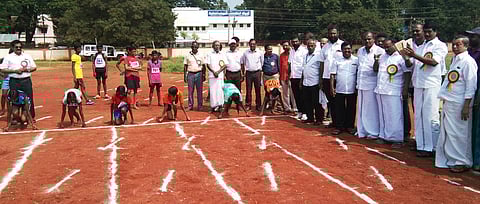 மயிலாடுதுறையில் மாவட்ட அளவிலான தடகளப் போட்டிகளைத் தொடங்கி வைத்த சட்டப் பேரவை உறுப்பினா் வீ.ராதாகிருஷ்ணன்.