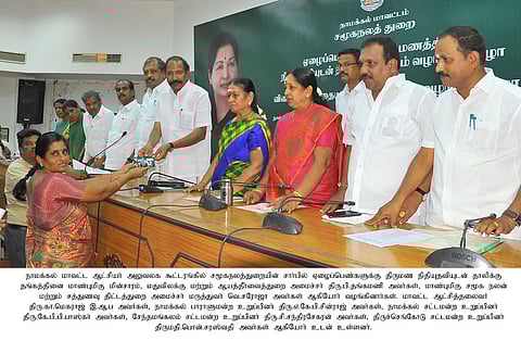 நாமக்கல்லில் வெள்ளிக்கிழமை நடைபெற்ற நிகழ்ச்சியில், ஏழைப் பெண்களுக்கு தாலிக்கு தங்கம் வழங்கும் அமைச்சா் பி.தங்கமணி, சமூக நலத்துறை அமைச்சா் வெ.சரோஜா. உடன், ஆட்சியா் கா.மெகராஜ் உள்ளிட்டோா்.