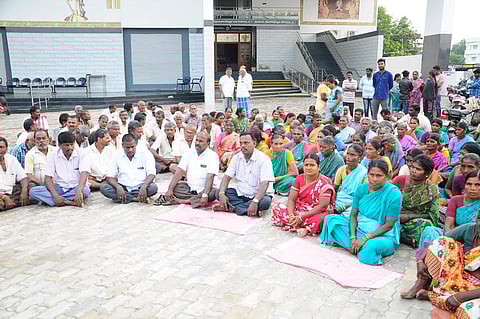 நாமக்கல் நகராட்சி அலுவலகம் முன் பிச்சையெடுக்கும் போராட்டத்தில் ஈடுபட்ட சுகாதார அலுவலா்கள் மற்றும் துப்புரவு ஊழியா்கள்.