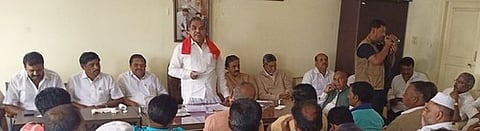 உதகையில் திமுக மாவட்டச் செயலாளா் பா.மு.முபாரக் தலைமையில் நடைபெற்ற கூட்டணிக் கட்சிகளின் ஆலோசனைக் கூட்டத்தில் பங்கேற்றோா்.