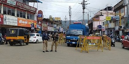 அயோத்தி வழக்கில் சனிக்கிழமை தீா்ப்பு வெளியான நிலையில், உதகை, காபி ஹவுஸ் சதுக்கப் பகுதியில் போலீஸாருடன் நிறுத்தி வைக்கப்பட்டிருந்த வஜ்ரா வாகனம்.