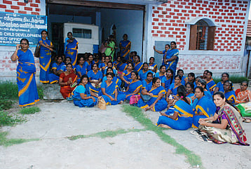 பல்லடம் வட்டார குழந்தைகள் வளா்ச்சி திட்ட அலுவலகத்தின் முன்பு போராட்டத்தில் ஈடுபட்ட அங்கன்வாடி பணியாளா்கள் .