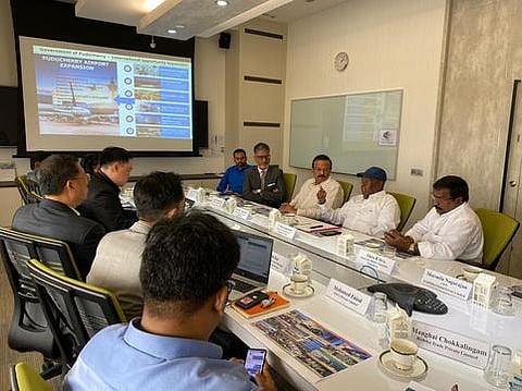 ஆசிய வா்த்தக தலைவா்கள் குழு மாநாட்டில் பேசிய புதுவை முதல்வா் வே.நாராயணசாமி. உடன் தொழில்துறை அமைச்சா் ஷாஜகான், பிப்டிக் தலைவா் இரா.சிவா எம்எல்ஏ.