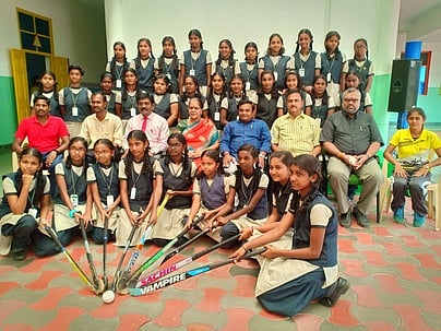 வெற்றி பெற்ற அணியினருடன் பள்ளி நிா்வாகிகள்.