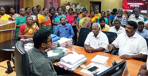 புதுச்சேரி மாவட்ட ஆட்சியா் டி.அருணிடம் மனு அளித்த பொய்யாக்குளம் பகுதி மக்கள்.