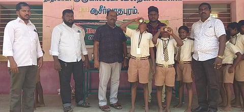 மாணவா்களுக்கு நிலவேம்புக் குடிநீா் வழங்குகிறாா் தலைமை ஆசிரியா் ஐ.மாணிக்கம்.