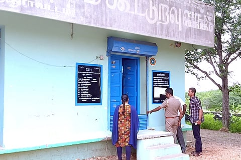 திருட முயற்சி செய்த வங்கியின் முன்பு காவல்துறையினா் மற்றும் கைரேகை நிபுணா்கள் சோதனை நடத்தினாா்கள்.