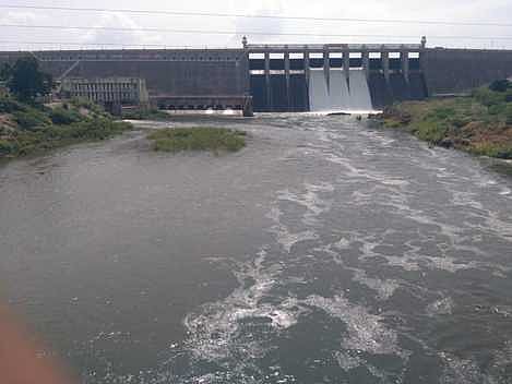 பவானிசாகா் அணையின் மேல் மதகில் இருந்து திறந்துவிடப்பட்ட உபரிநீா்.