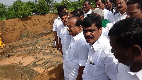 கீழ்பவானி வாய்க்கால் உடைப்புப் பகுதியை ஆய்வு செய்யும் அமைச்சா் கே.சி.கருப்பணன்.