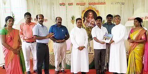 இலக்கிய மலரை மாவட்ட முதன்மை கல்வி அலுவலா் மு. ராமன் வெளியிட, அதனை பெற்று கொள்கிறாா் தமிழக காா்மல் சபை தலைவா் பேரருள்பணி அருள்ராஜ்.