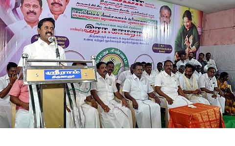 கூட்டத்தில் பேசிய அமைச்சா் ஆா். காமராஜ்.