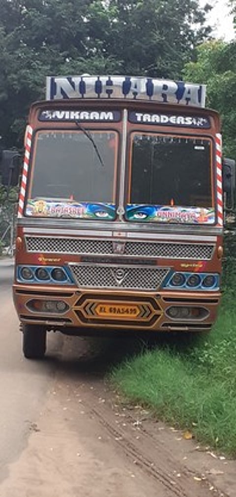 குமுளி சோதனைச் சாவடியில் வெள்ளிக்கிழமை போலீஸாரால் பறிமுதல் செய்யப்பட்ட ரேஷன் அரிசி கடத்தலுக்கு பயன்படுத்திய கேரள மாநில பதிவெண் கொண்ட லாரி.